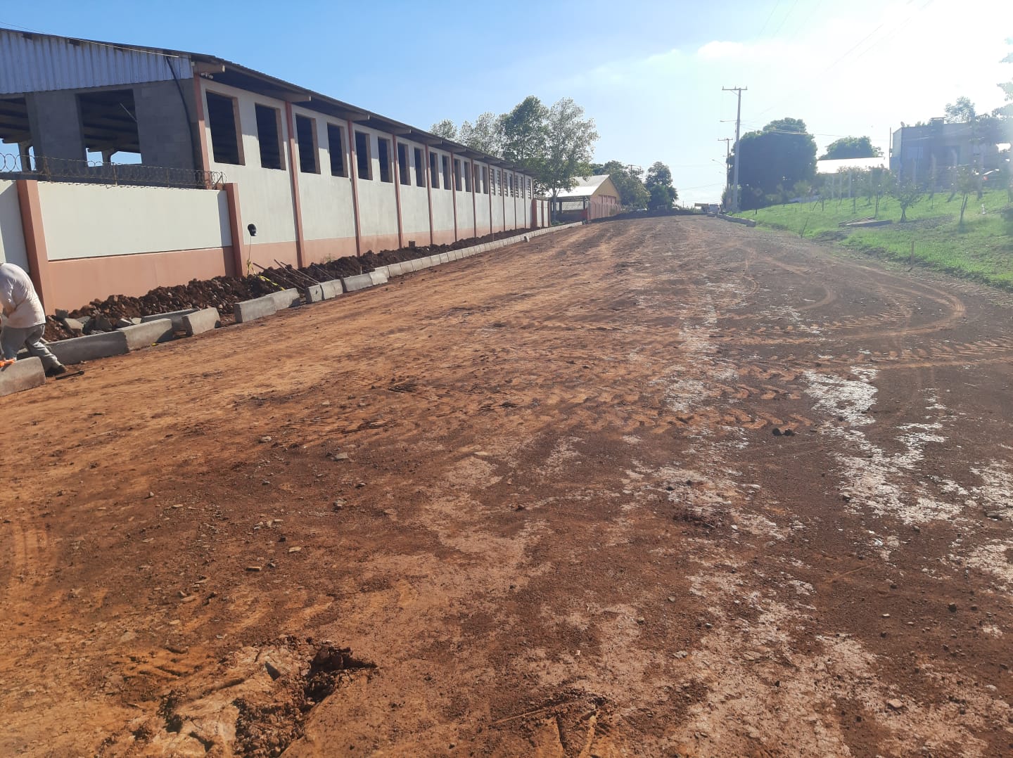 OBRAS DE PAVIMENTAÇÃO AVANÇAM EM VIAS URBANAS